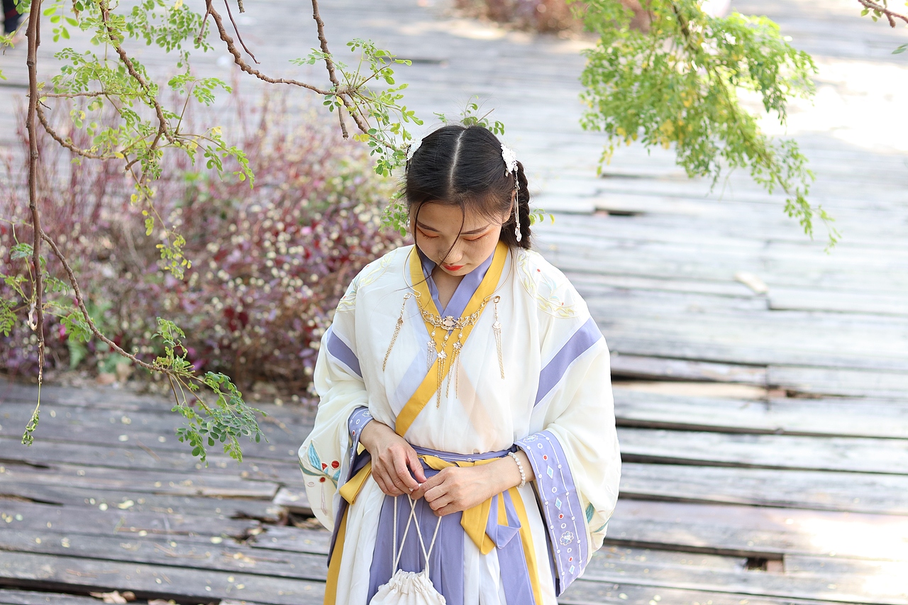 娉娉袅袅十三余,豆蔻梢头二月初