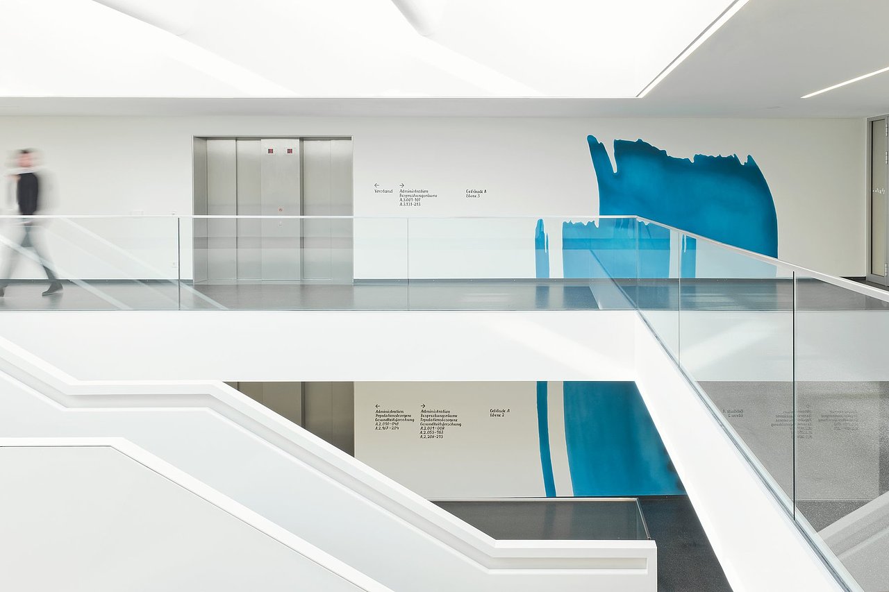 大笔触点亮整个空间——办公空间导视设计