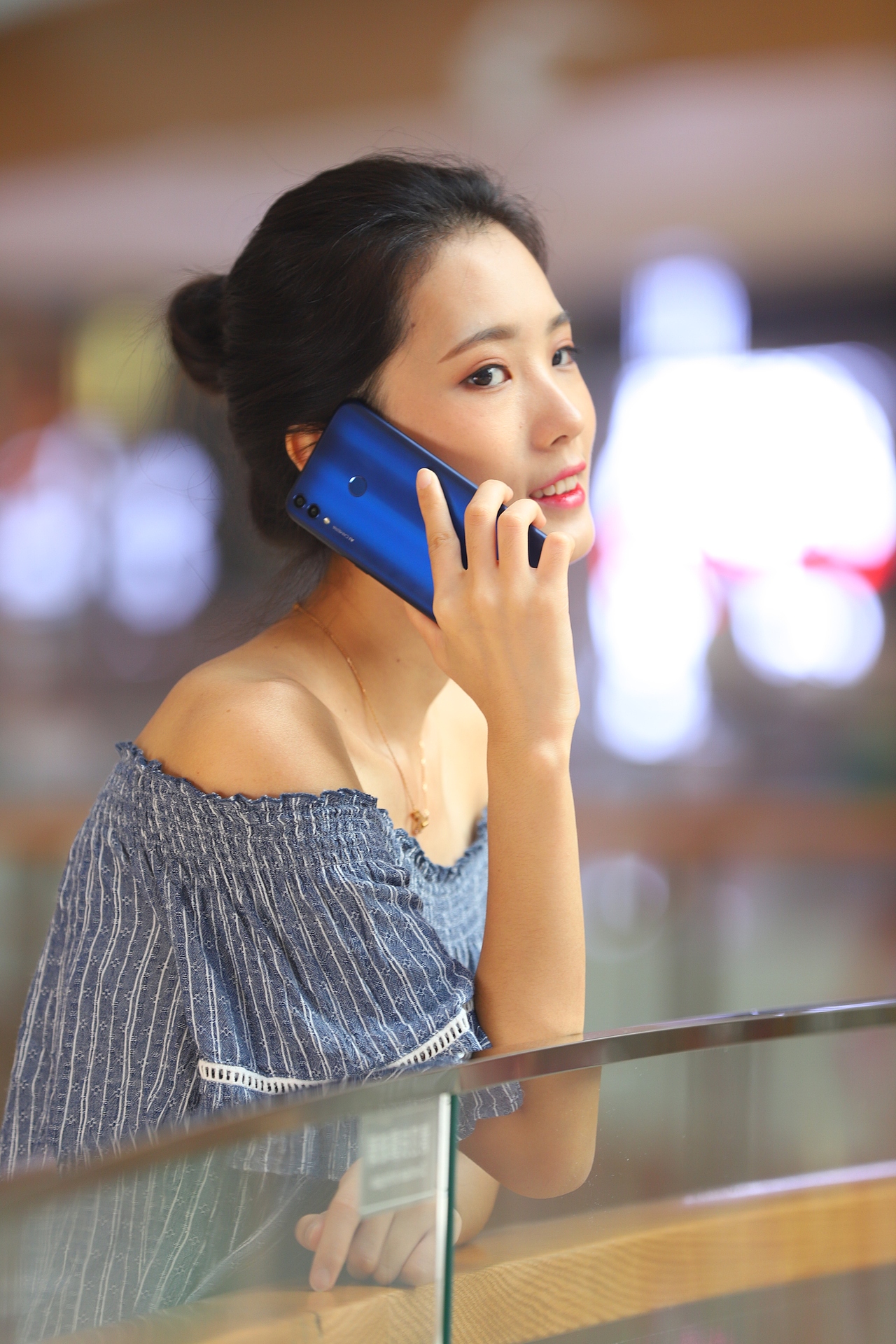 华为荣耀8C手机外景模特拍摄（图ZMjAxMDIwNTI0） - 产品摄影 - 站酷设计师艾小北原创素材 - 站酷ZCOOL