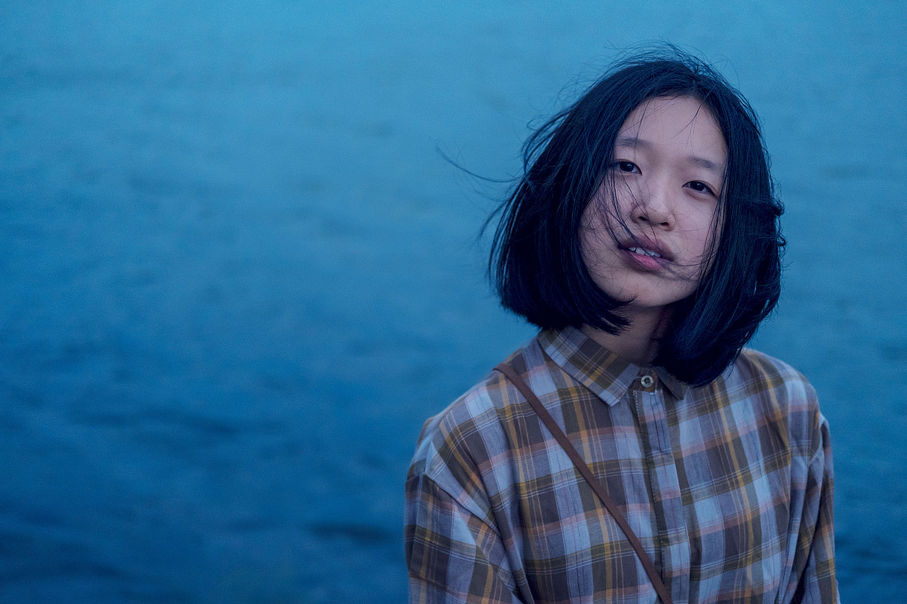 她唱起了歌,关于碧水和蓝天