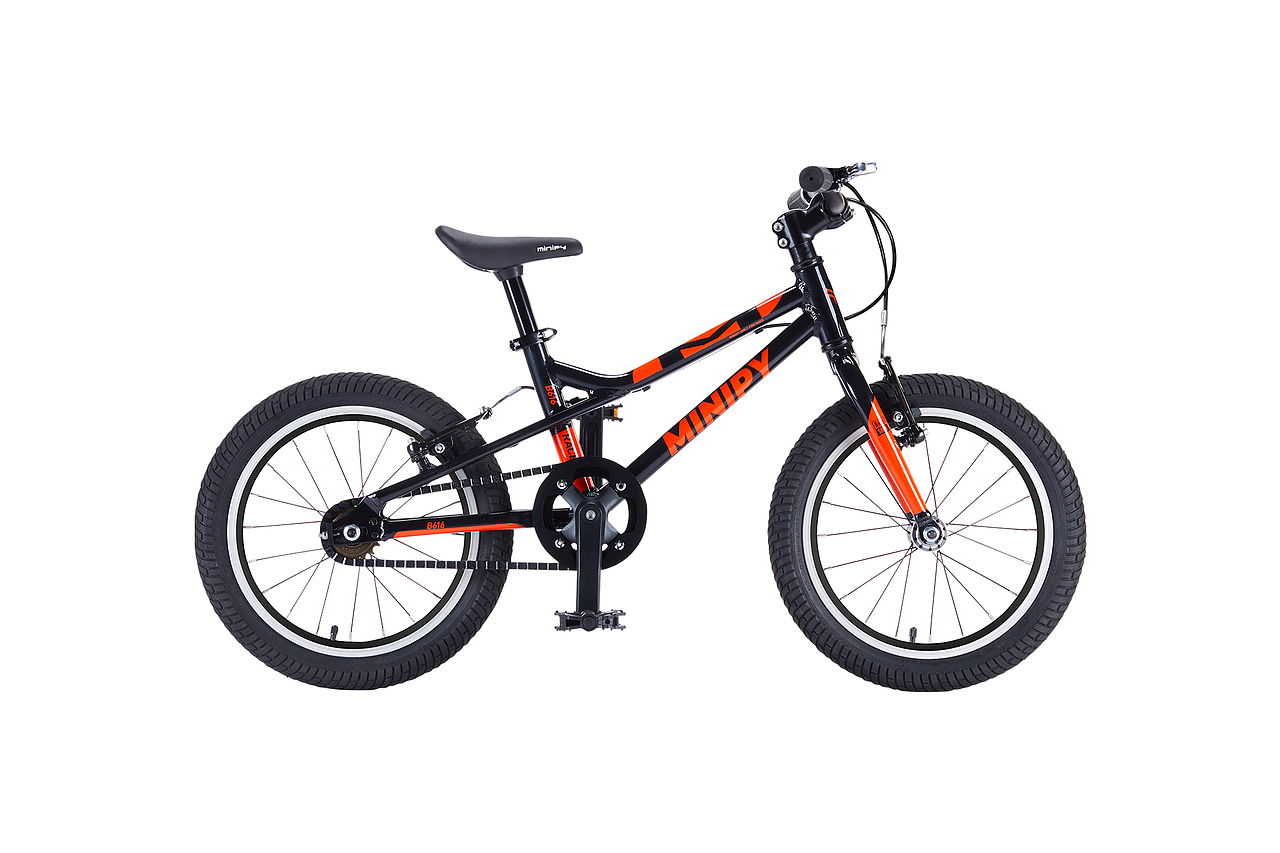 黑红色量产后的拍摄图,因为漆面选择原因,红有些偏“橙”。