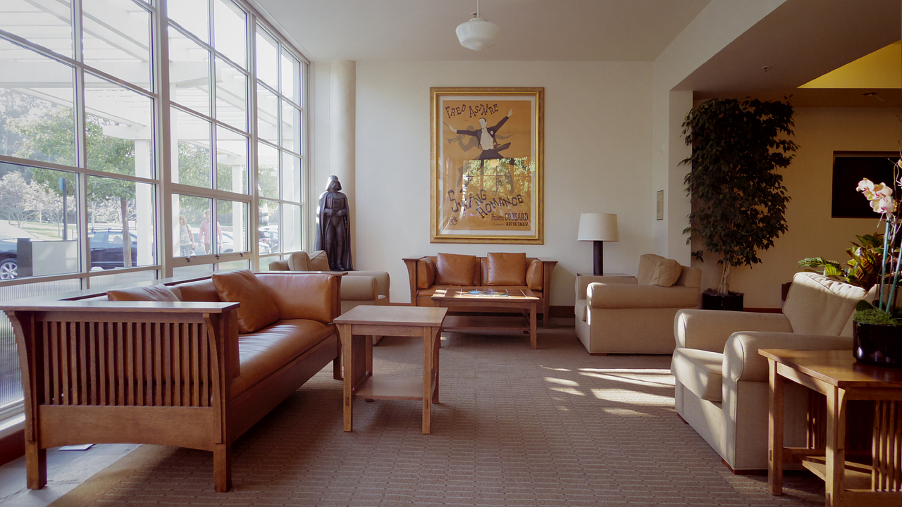 C坐里面的接待厅，这里显然是办公和会客之地，internship之类的没准儿就要在这里跟HR或者superviser谈呢...