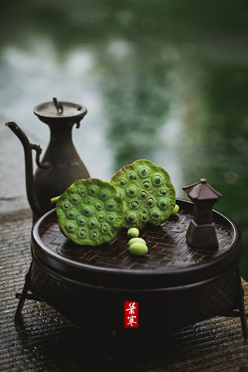 国风静物摄影 | 溪头卧剥莲蓬（图ZMjU5MTgxMzE2） - 美食摄影 - 站酷设计师萧寒Jevil原创素材 - 站酷ZCOOL