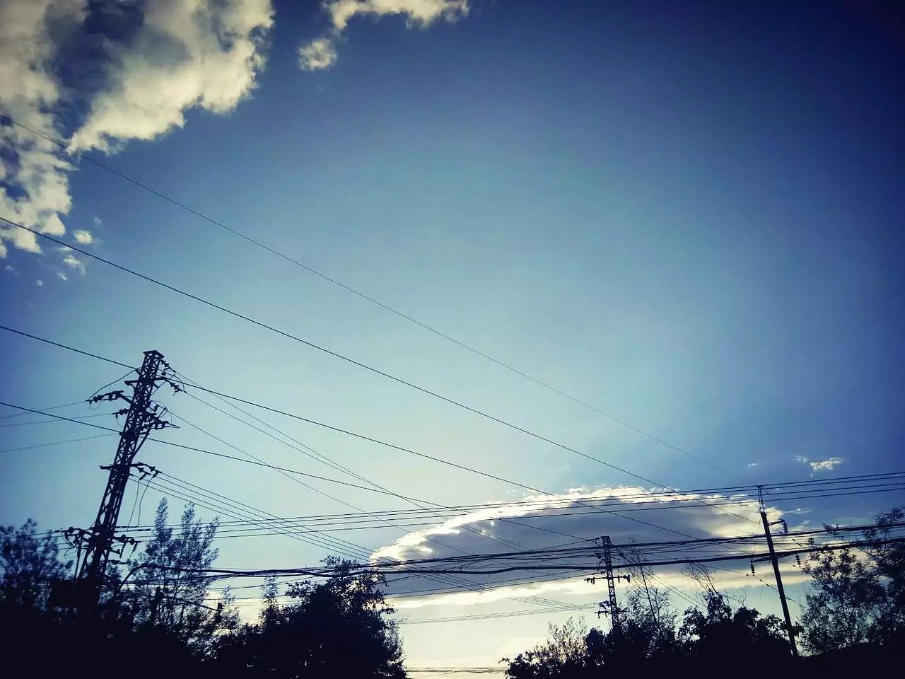 帮帮快修之你眼中的天空是什么颜色呢?