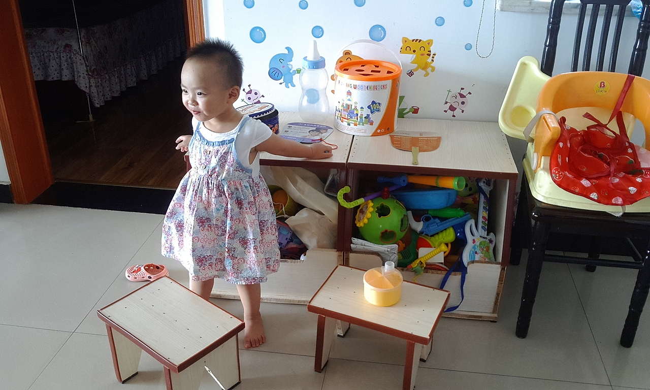 来秀一个。呵呵,顺便还做了两个小板凳,这个可以作为一个小课桌书用,也可以收纳东西。