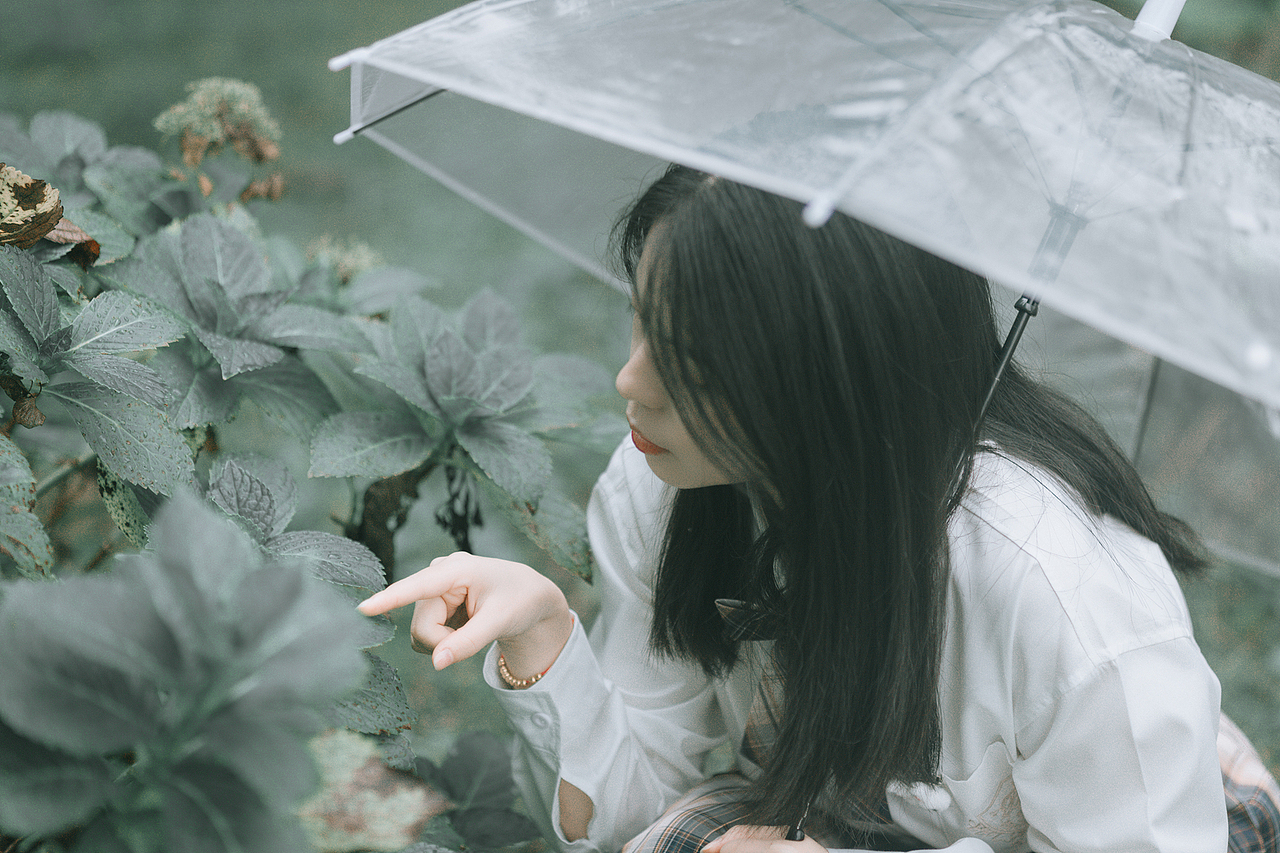 你说我像精灵,是对比周围的黯淡