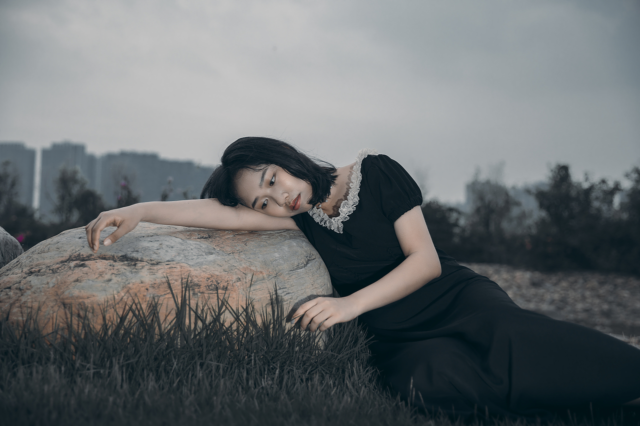 孤独的寻找同类少女黑暗丧风格