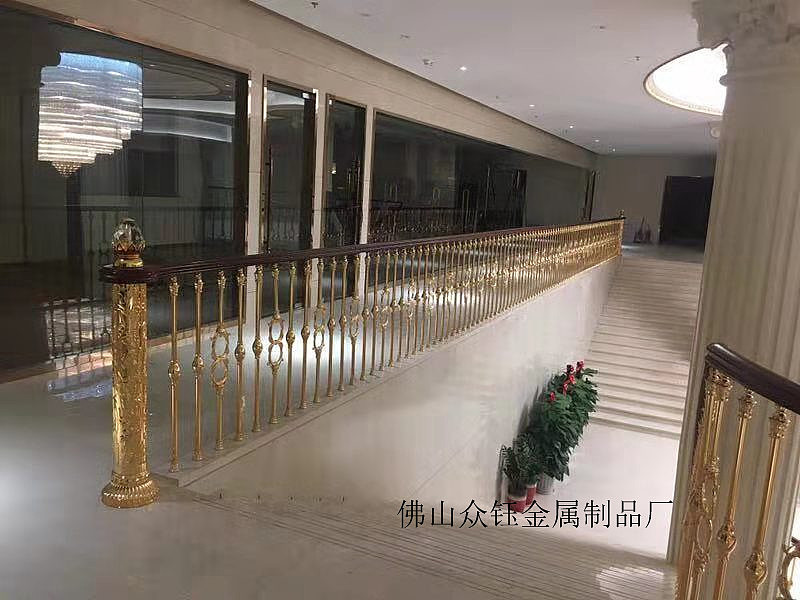 别墅楼梯装饰用什么款式?给你推荐一款铜扶手