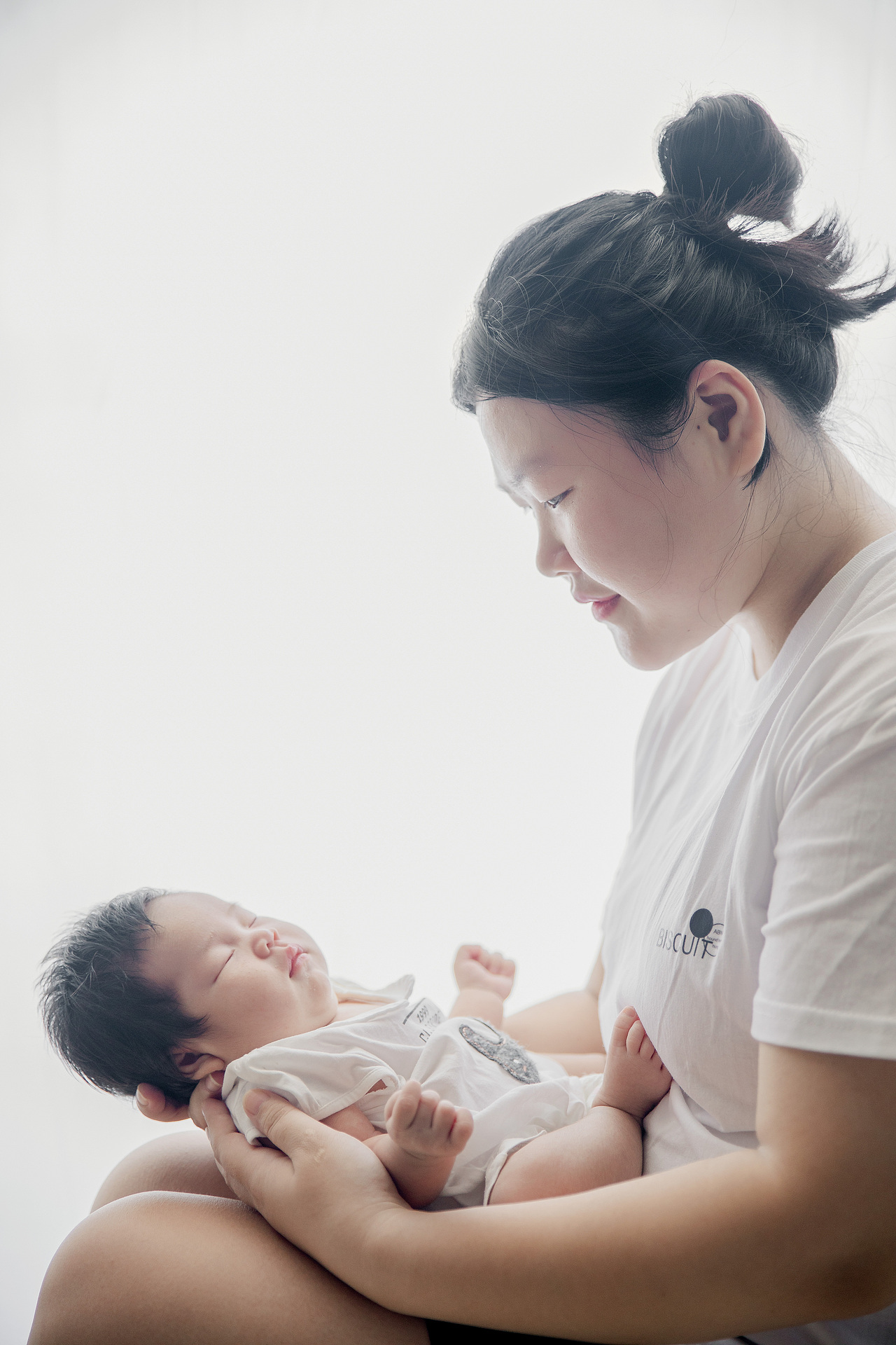 一张白色窗帘、简简单单拍个幸福的四口之家