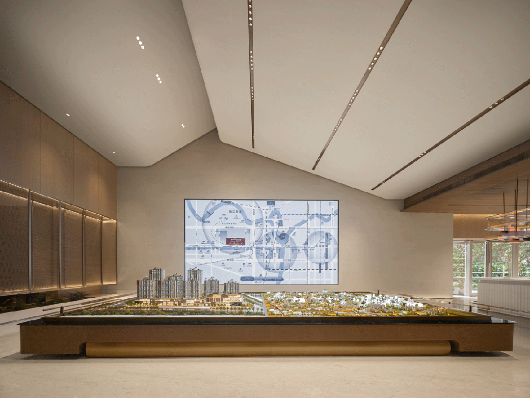 从品牌区开始,以听觉、视觉共同奠定空间基调,塑造人们的精神知觉。无肌石与天然木材的纹理、细节、色泽温润自然;几何块体堆叠起伏而成的天花,消弭大面积色块带来的乏味,更丰富了空间层次韵律。