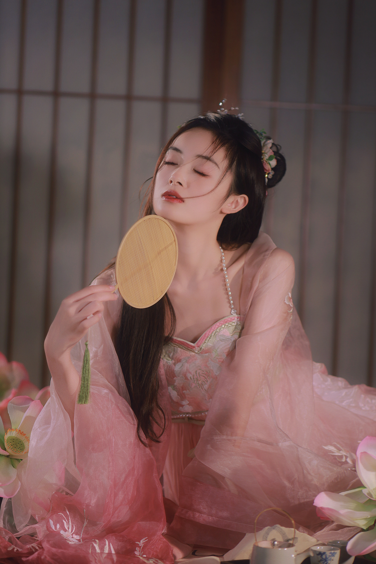 云想衣裳花想容（图ZMzYwNjk5Njky） - 人像摄影 - 站酷设计师摄影师不语金原创素材 - 站酷ZCOOL