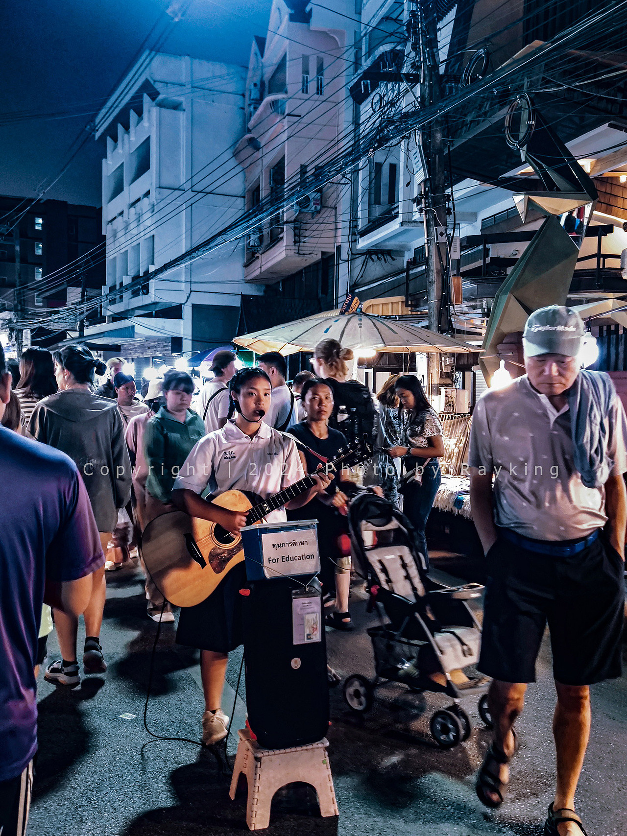 周六夜市的街头表演