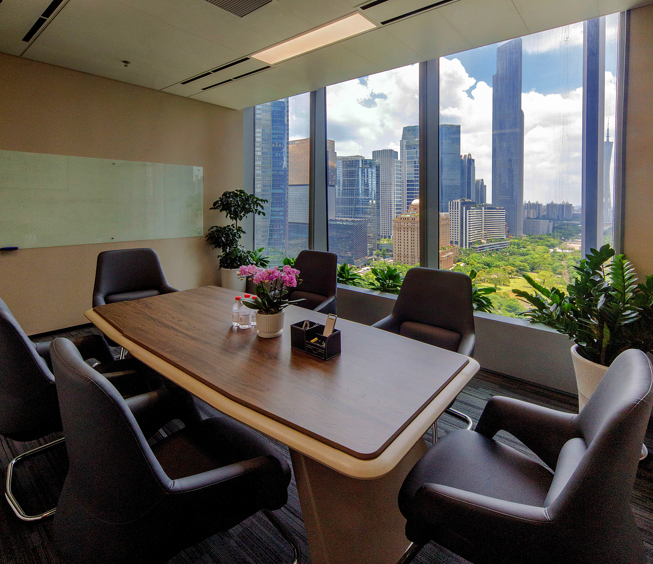 广州专业办公室摄影  专业办公室摄影
<br>26年一线品牌实战拍摄经验<br>一、全国十佳摄影师孙恺主镜<br><br>按需拍摄 / 尊重客户<br>Architectural photography<br>我们经常会打破常规拍摄出一些新意<br><br>阅读空间 / 理解建筑<br>Architectural photography<br>拍出建筑的性格与情感<br><br><br>懂摄影 / 懂传播 / 懂建筑<br>Architectural photography<br>专业建筑摄影机构<br><br><br><br>致力于服务国内各行业高端商务形象的拍摄机构，品牌创立起,就强调人性化、高<br><br>标准的服务质量。