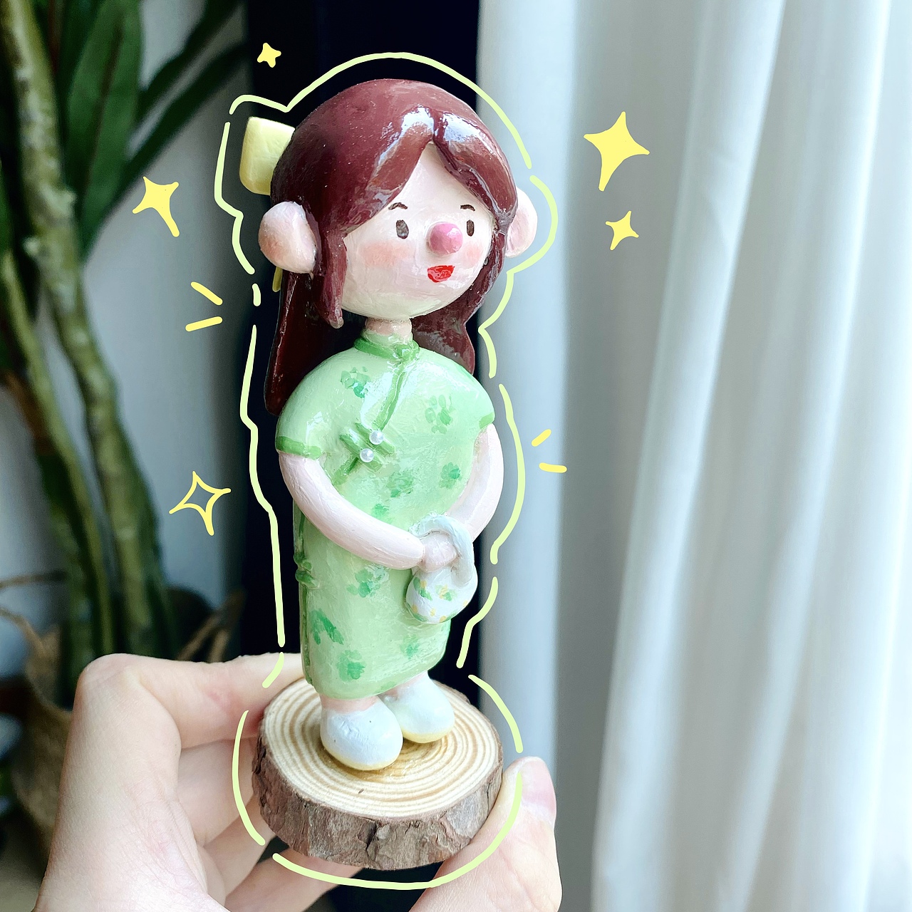 这个绿旗袍超好看~ 很淡雅 之前取清晖园玩的时候穿了拍了照片所以做成了摆件人偶~ 头发上加了淡黄色蝴蝶结作为发饰点缀~