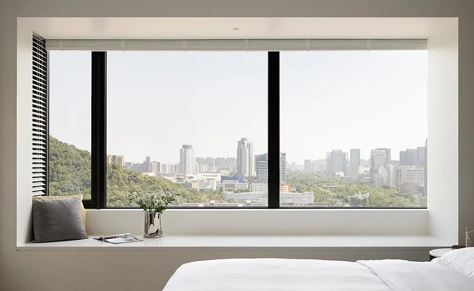 主卧则是极简的黑白,设计师将自己的个性、喜好与空间相融合,让人身处其间悦享自在。