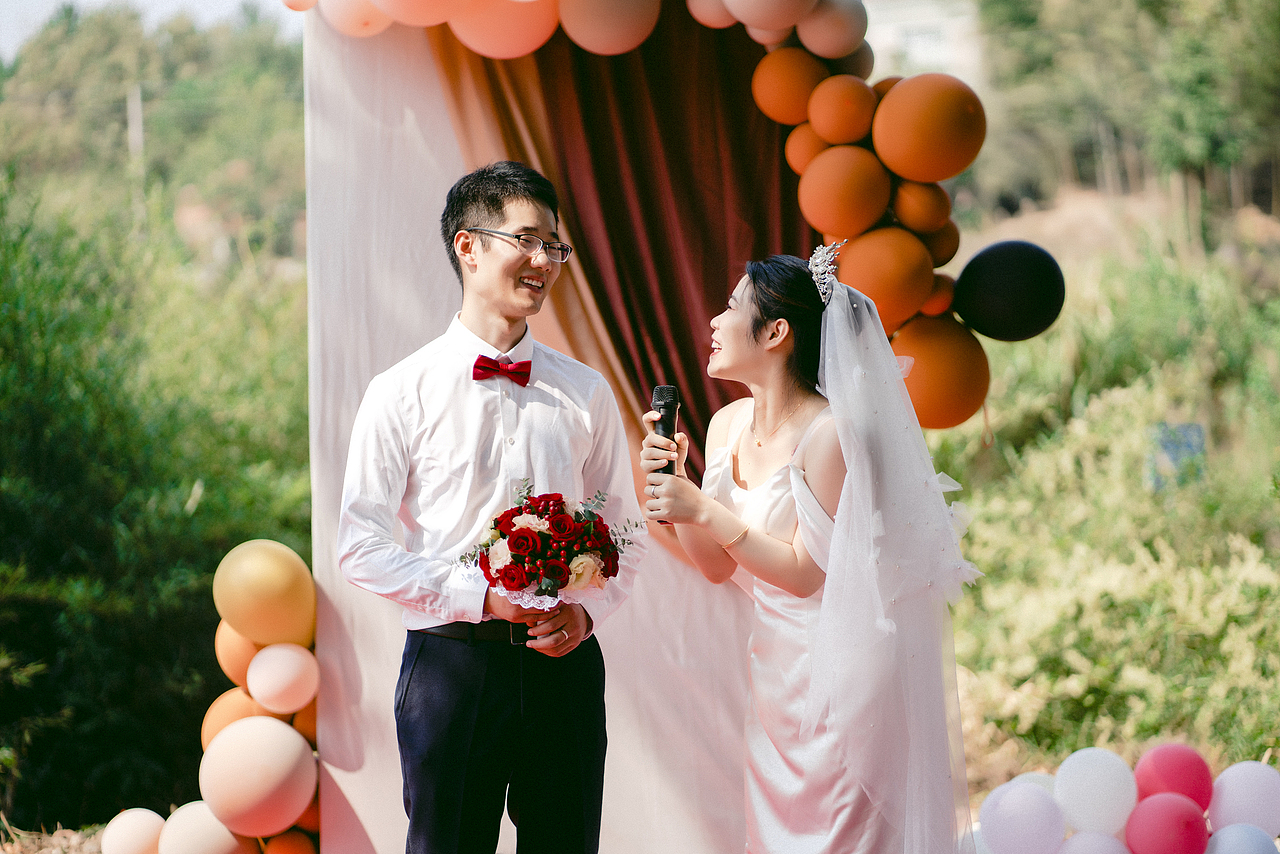 在从小长大的地方结婚.这种幸福一定带着童年的喜悦