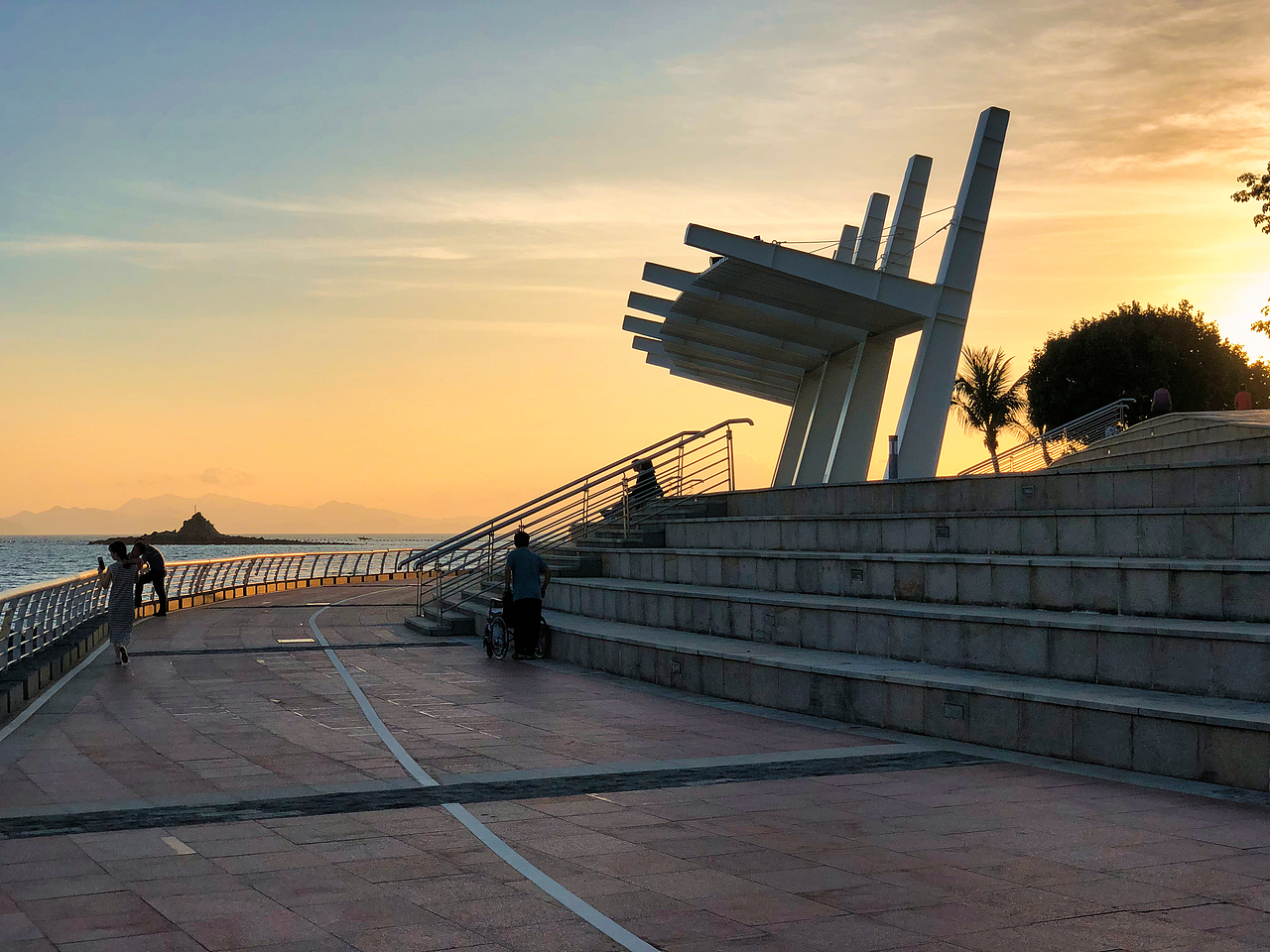 夕阳下的深圳南澳月亮湾