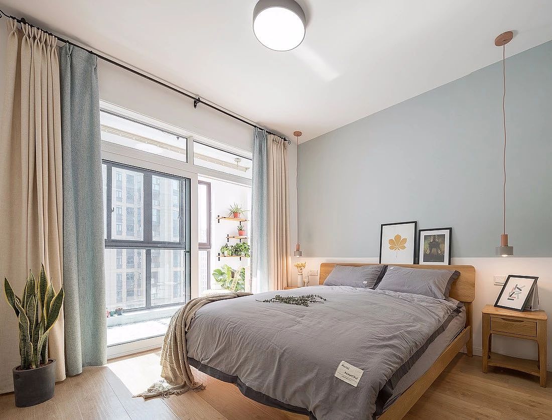 108㎡舒适原木色为主，适当的绿植，使空间充满生机