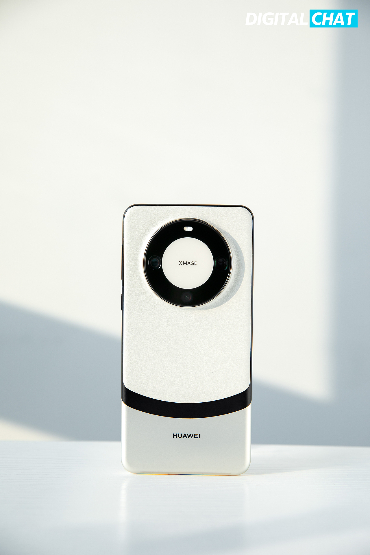 「DTCHAT」华为Mate 60 Pro+宣白（图ZMzY1MzY1NTQw） - 产品摄影 - 站酷设计师DTCHAT原创素材 - 站酷ZCOOL