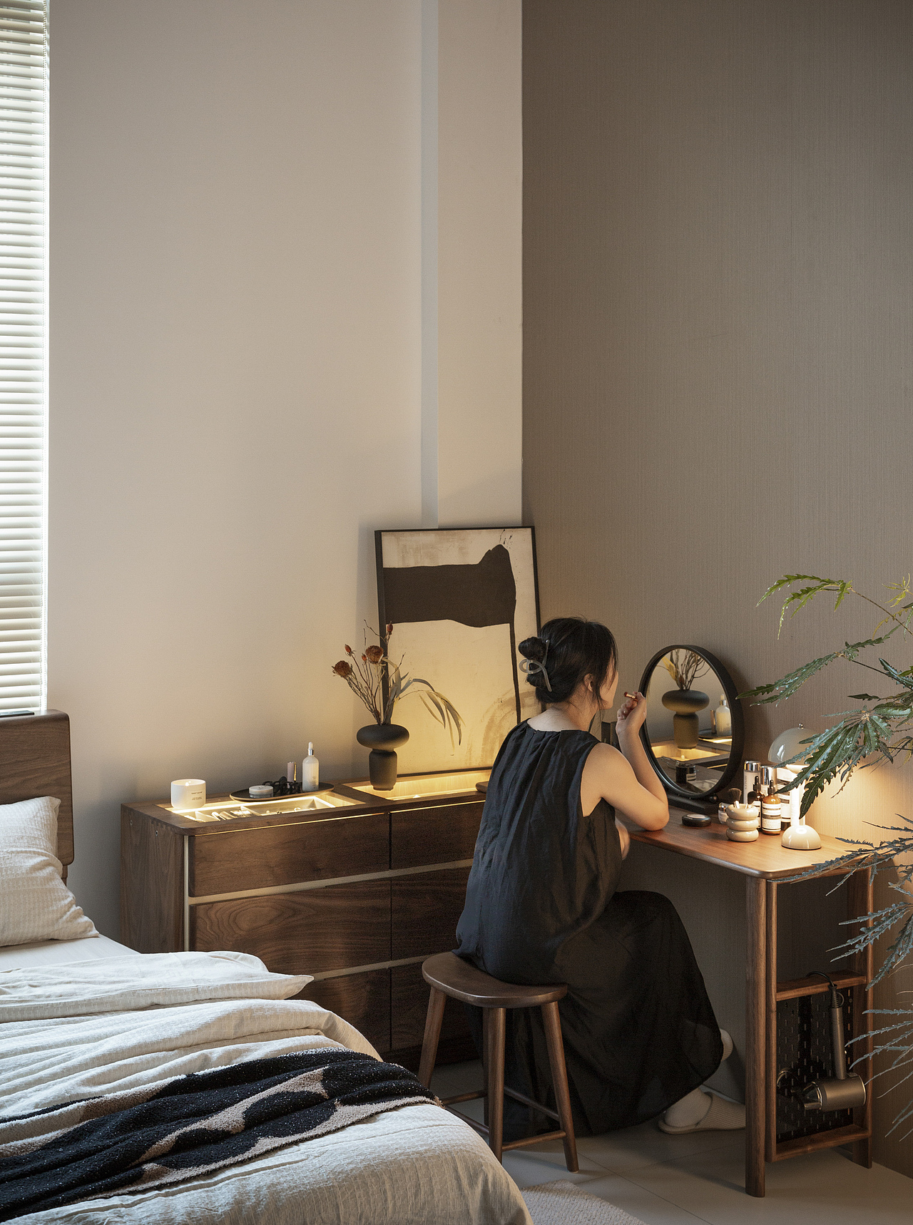 斗柜+梳妆台二合一
更符合现代家居生活的空间布局与使用习惯<br>趋势