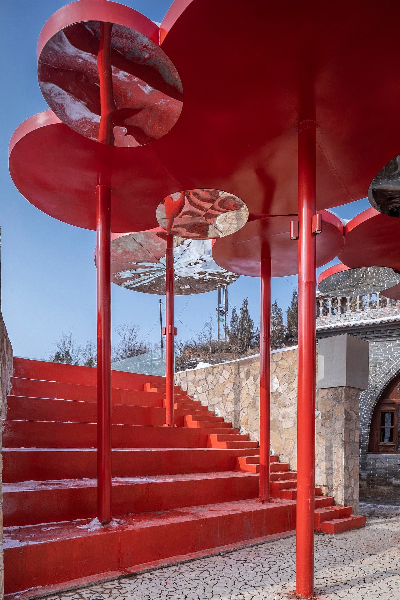 新功能设定为乡村记忆馆和小剧场。老窑洞被整修,外观保持原貌,室内空间被重新布置为小型历史展厅,用以展示韩洪沟老村的历史和抗战时期太岳军区的事迹。坍塌的厢房和倒座并没有被恢复,设计师并不希望简单的“修新如旧”,而是希望通过新建筑物的加入,给予场地新的场所精神。