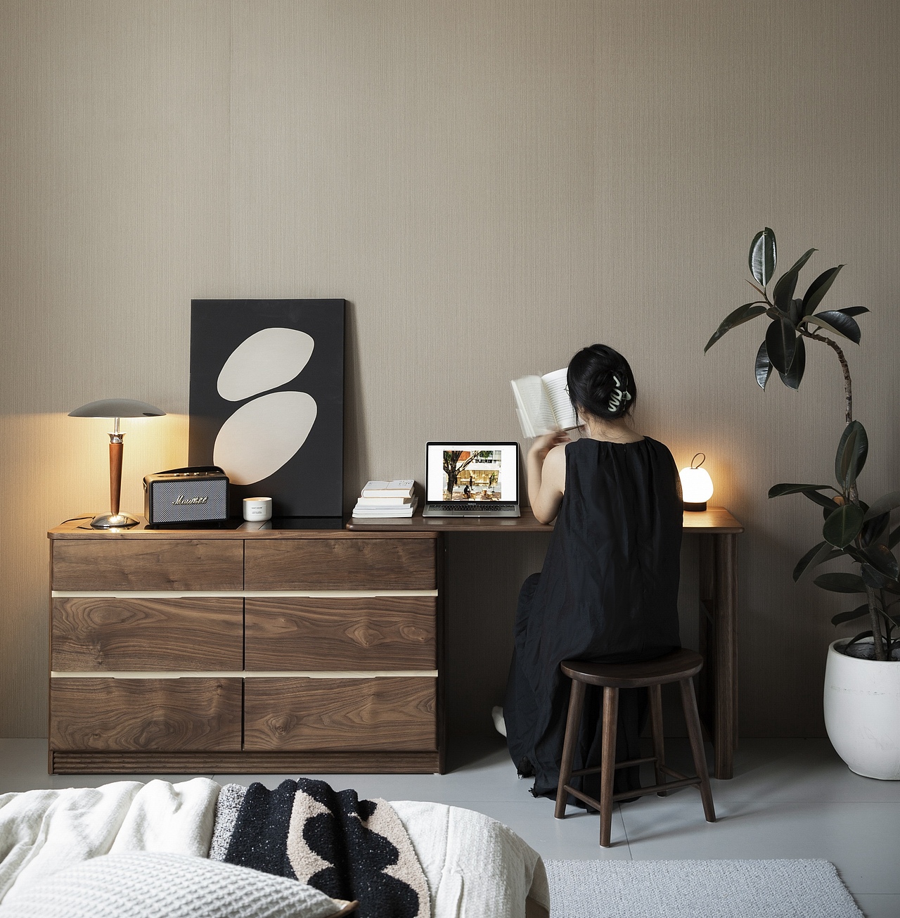 梳妆办公两不误
偶尔充当办公桌