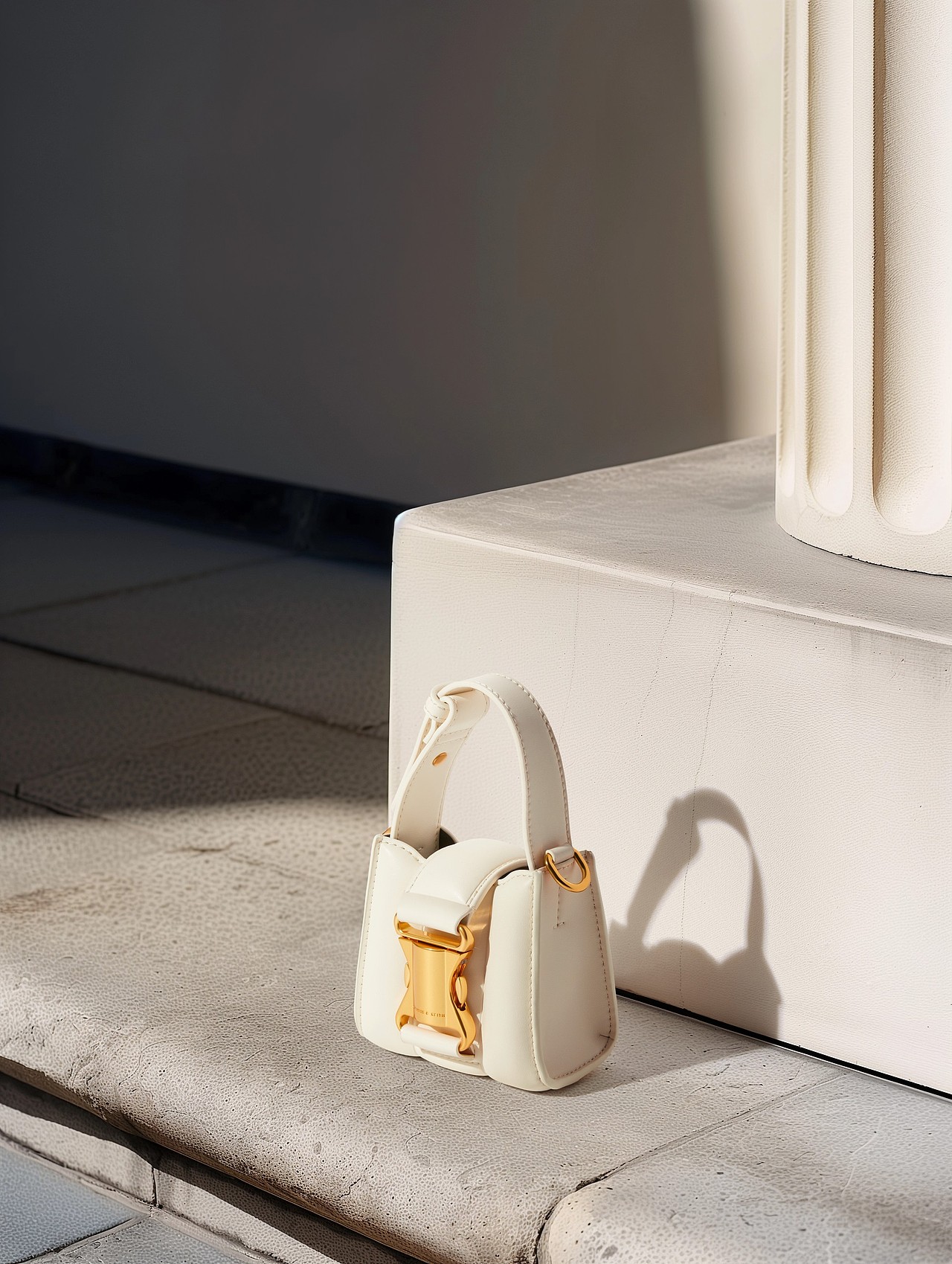 为charles & keith 品牌AI置景的街拍场景图（图ZMzYzMjA5NjM2） - 产品摄影 - 站酷设计师AIGC是静音啊原创素材 - 站酷ZCOOL