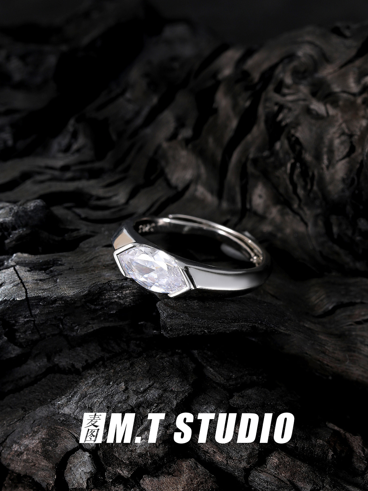 产品摄影 暗黑系男士戒指静物拍摄 男士复古风格静物拍（图ZMzUyOTMyNjM2） - 其他影视 - 站酷设计师义乌麦图摄影官网原创素材 - 站酷ZCOOL