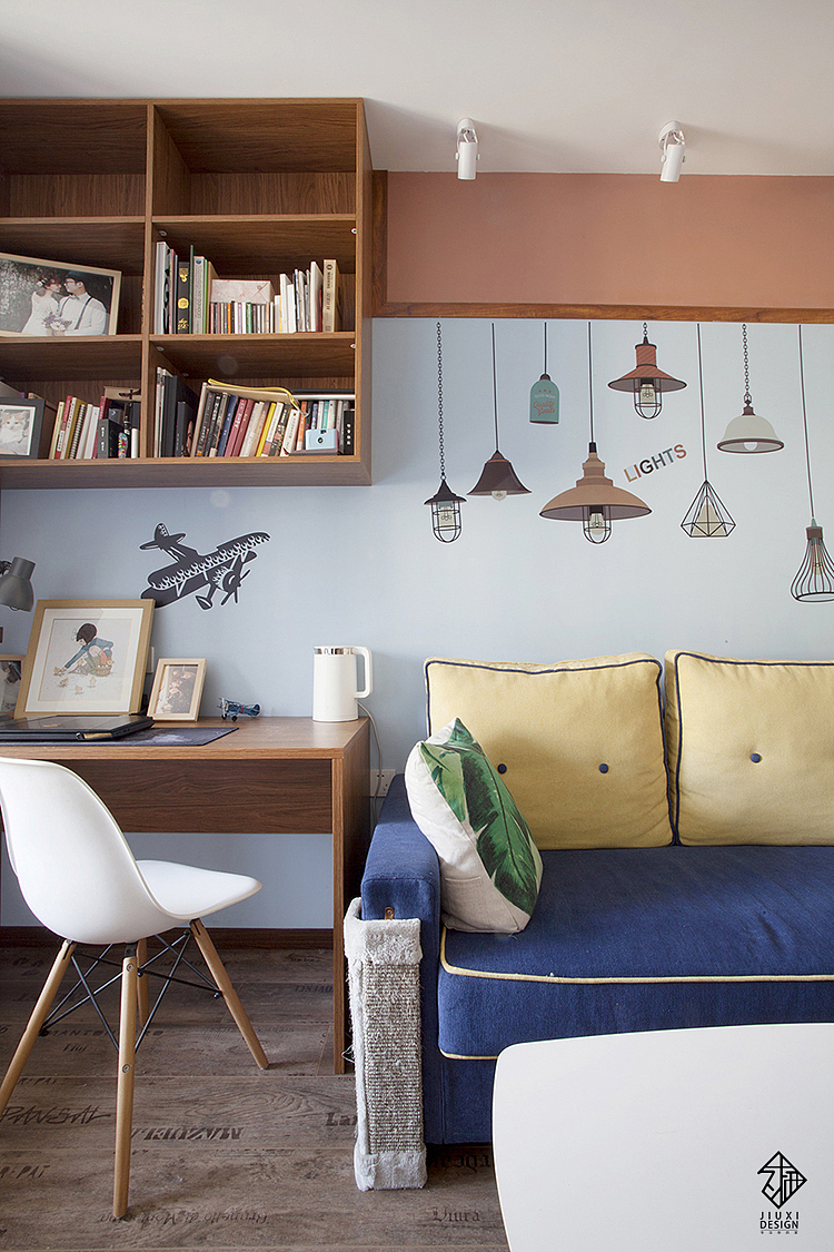 俏皮的沙发墙壁纸与客厅小吊灯还是满呼应的。