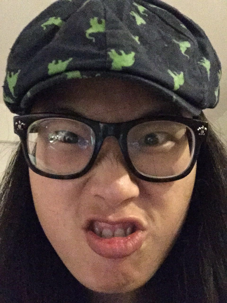 这是杭州的一位客栈老板娘,风趣幽默,大胆直爽,见过两次面,十分好客,给我的照片也是表情夸张,来点迷幻效果比较适合她。