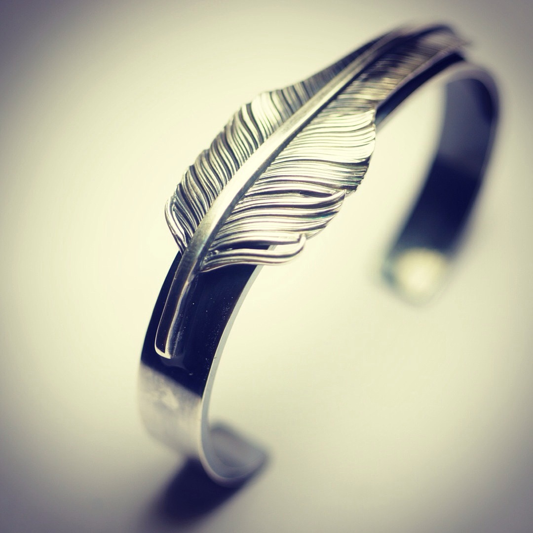 我个人是喜欢养旧的,随着时间的推移,银饰慢慢发黄变黑,每一个阶段都不一样,养就得慢慢耗着。