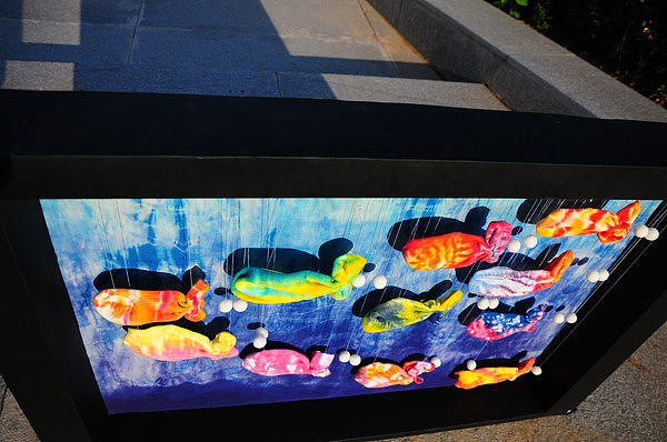 这次又玩了扎染，用袜子染得小鱼，背景也是扎染的 算是工艺品吧 哈哈（图ZNTIwMjEwNA==） - 创作习作 - 站酷设计师陈征MOKA原创素材 - 站酷ZCOOL