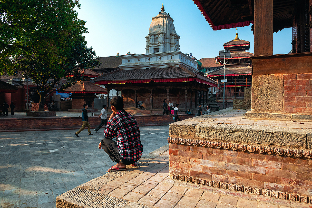 经济尚未复苏,贫困人口仍然占多数,生活从来就不轻易。