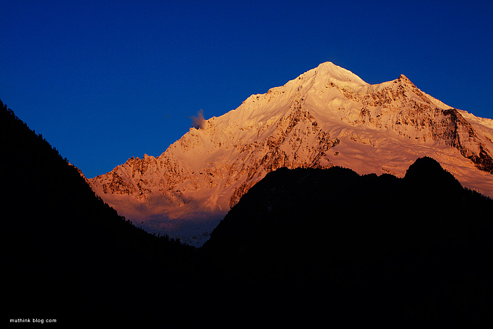 日照金山一大坨·