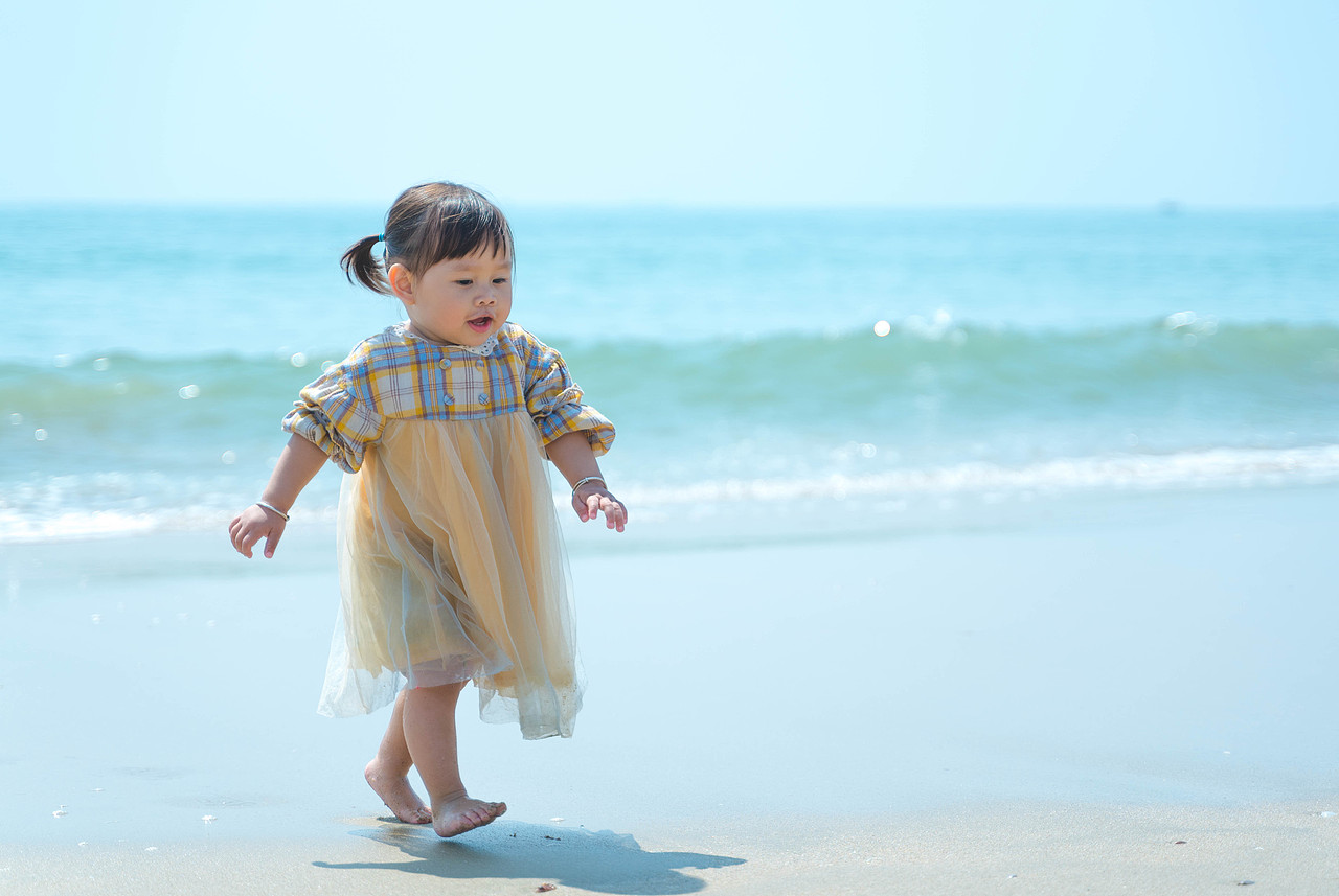 踏在海边浪花上