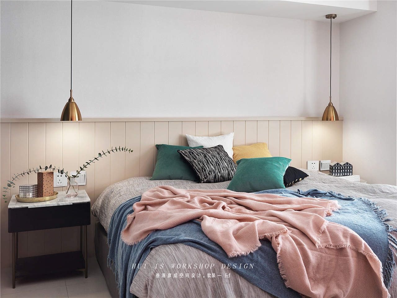 主卧室的床头,做了半高的木饰面墙裙与乳胶漆搭配,很简洁耐看.