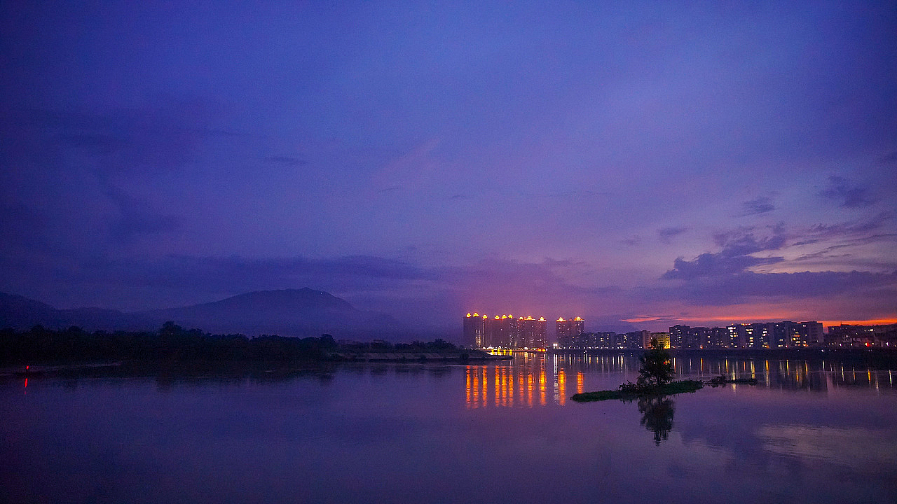 PANTONE•2022•年度色彩•长春花蓝