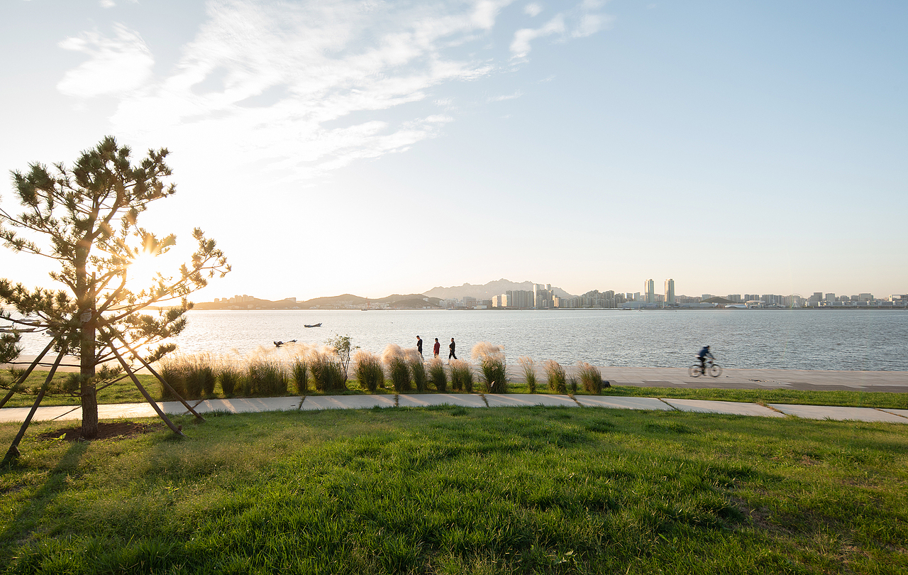 从北侧花园望向大海