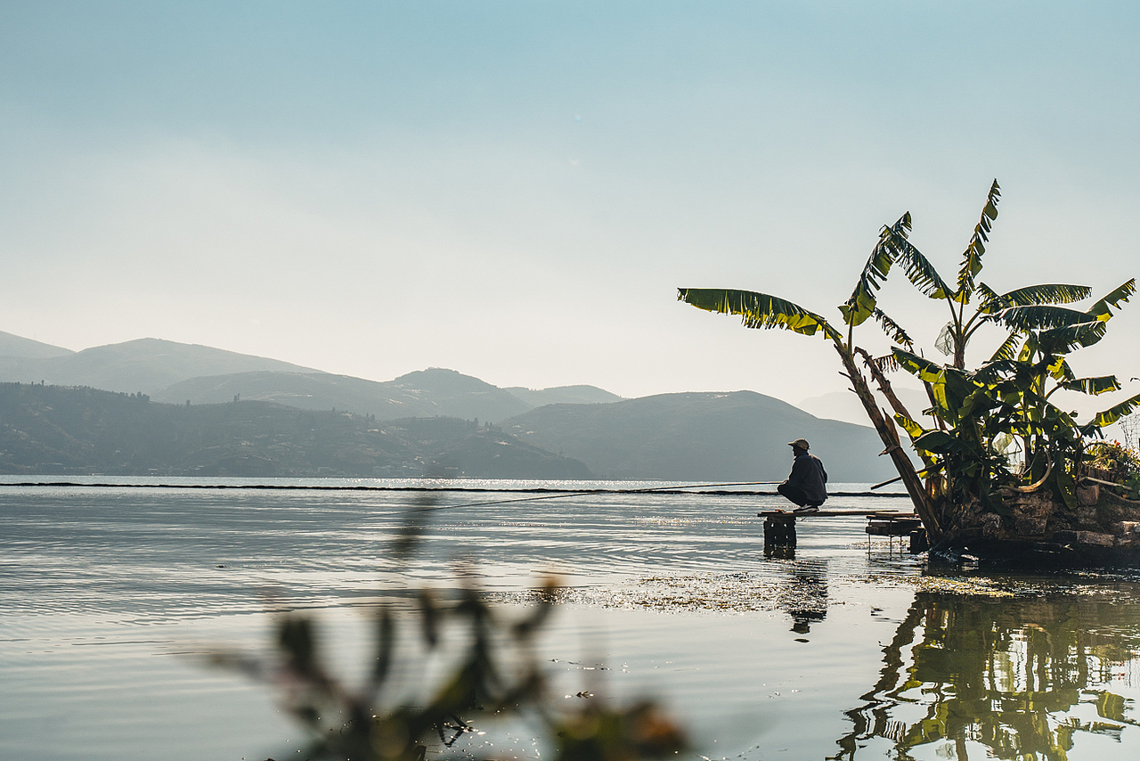 洱海边的垂钓者。