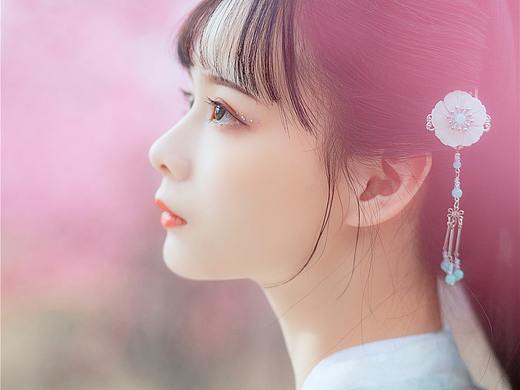 红入桃花媚小春
