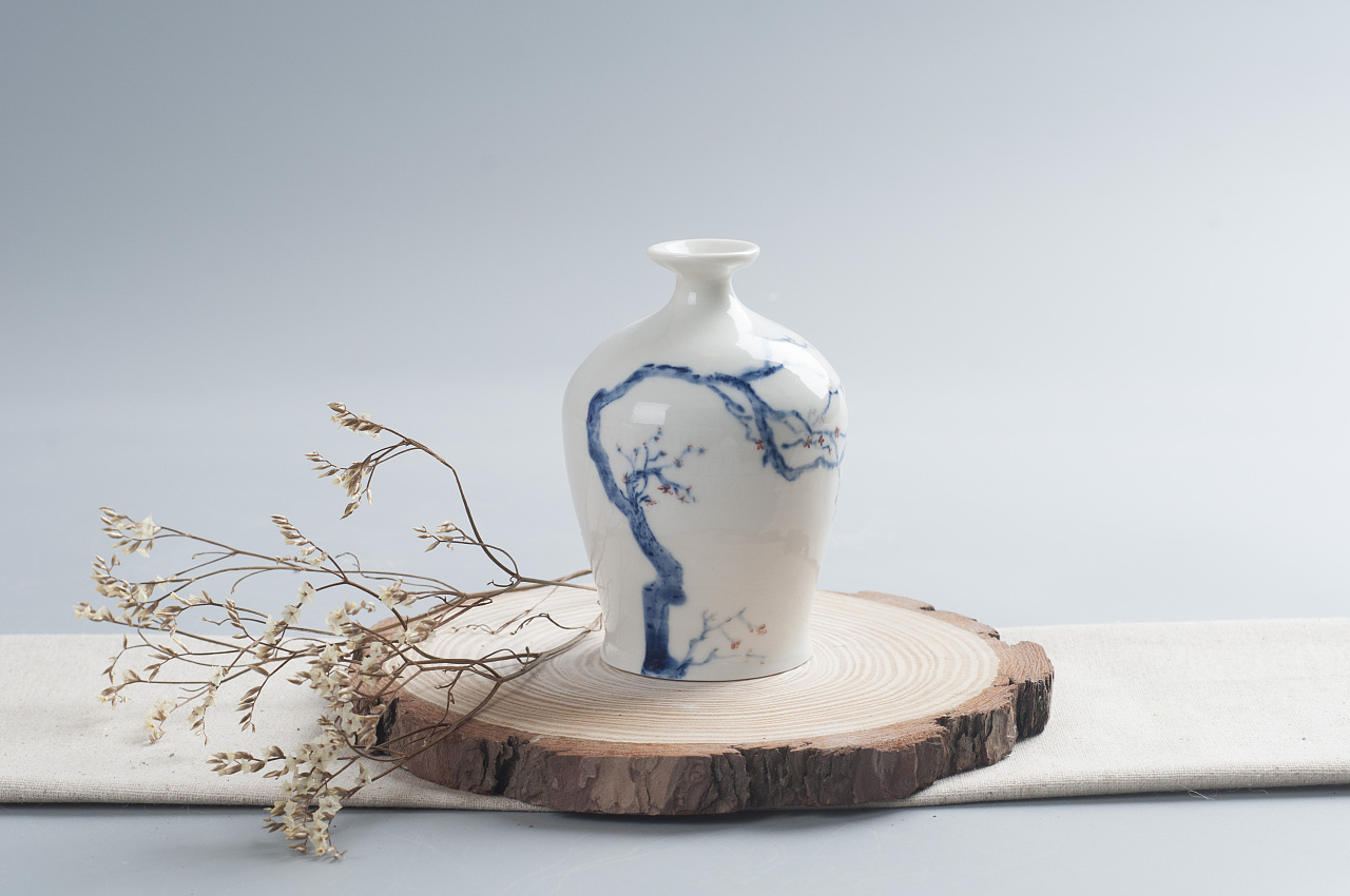 陶艺《梅瓶》青花釉下彩绘