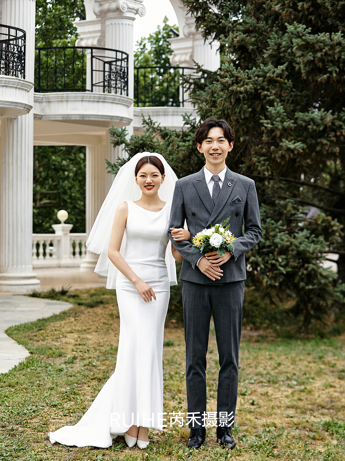 画面中所呈现的状态很真实自然,这婚纱照才有趣