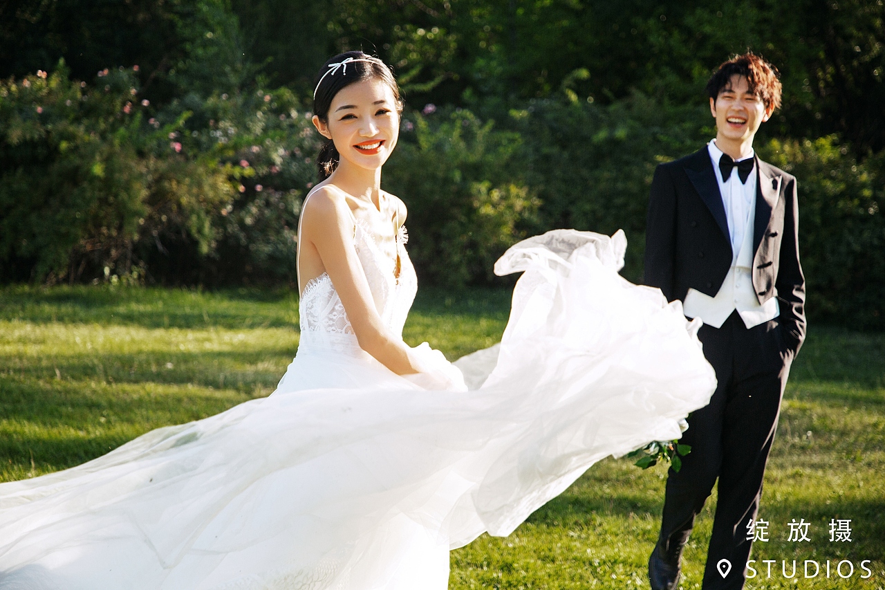 电影系草坪婚纱照🍃（图ZMjYyMTI3NjU2） - 婚礼摄影 - 站酷设计师绽放摄胶片摄影原创素材 - 站酷ZCOOL
