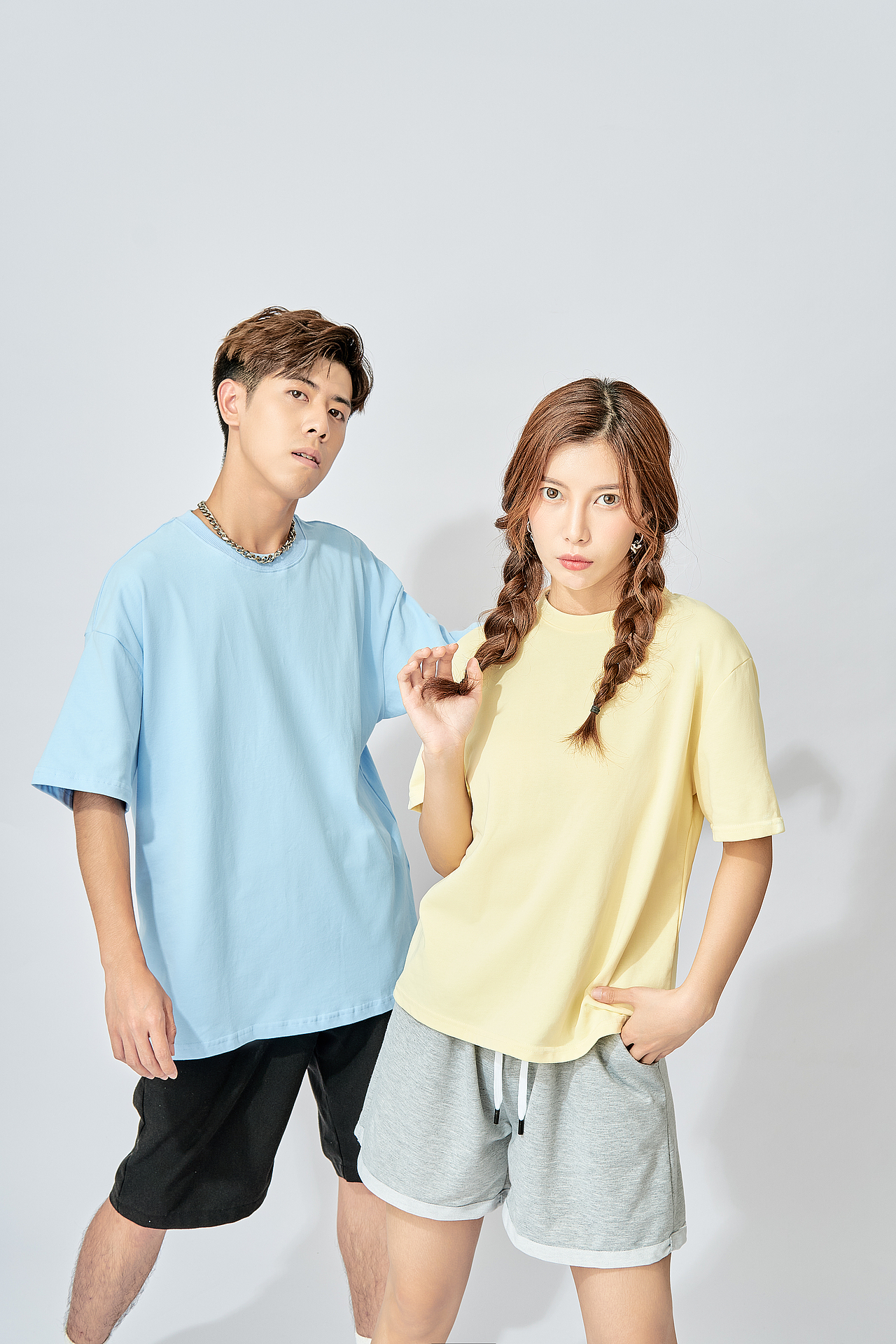 情侣装纯色背景棚拍