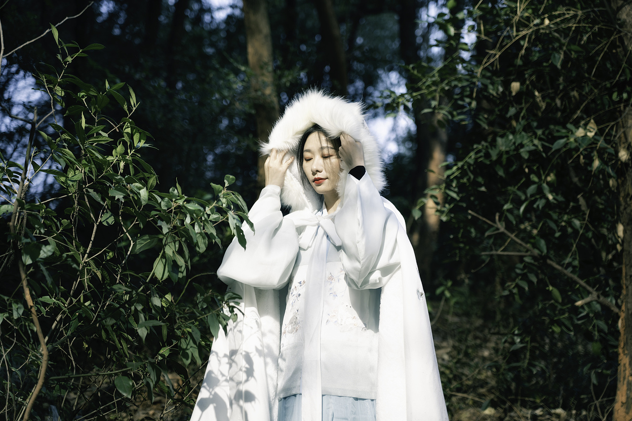 人像摄影 - 冬天小树林汉服怎么拍？（图ZMjQyNDAyMDI0） - 人像摄影 - 站酷设计师为自己写一个故事原创素材 - 站酷ZCOOL
