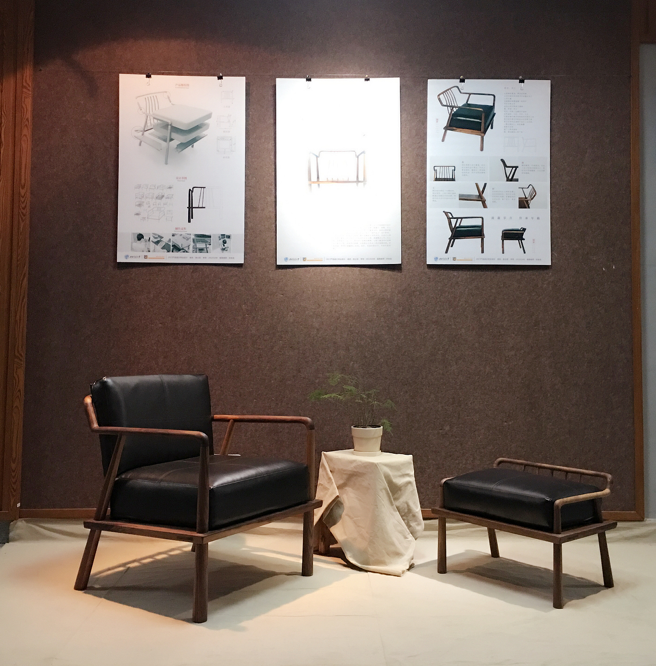 西南交通大学产品设计展展厅简约的环境搭配体现了作品的淳朴自然!更加体现了作品的优美的气质