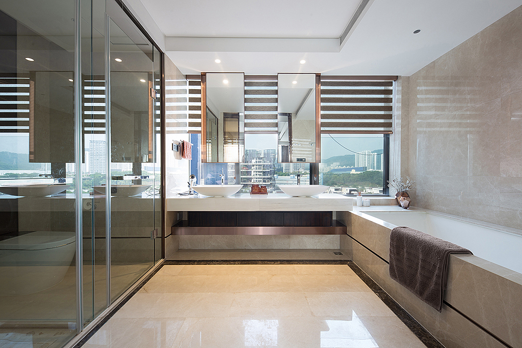 卫浴间采用米色和高级灰的搭配，色彩过渡自然，线条简洁流畅。同时，双台盆的设计十分别致，配套的卫浴产品也极具设计感。
