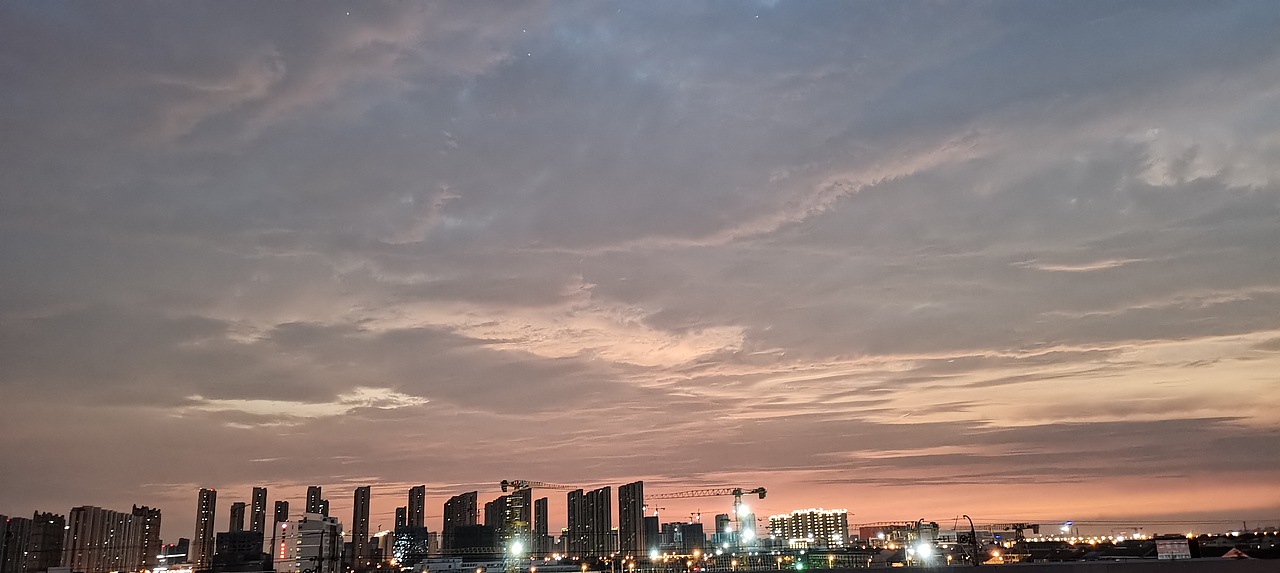 我站在阳台观夜景