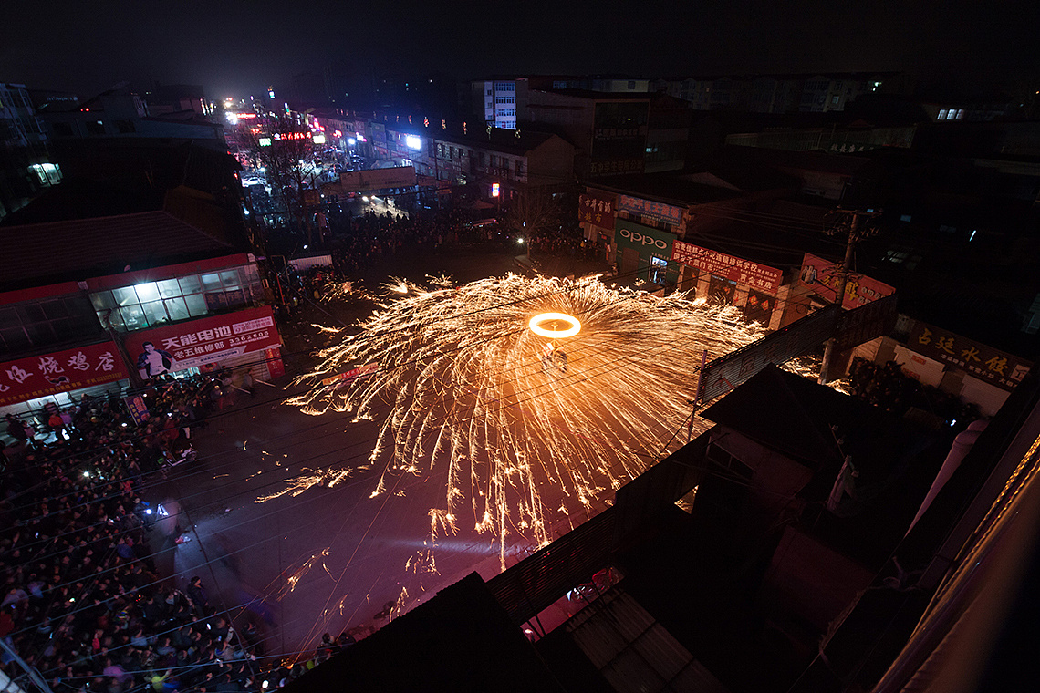 正月十五"打铁花"