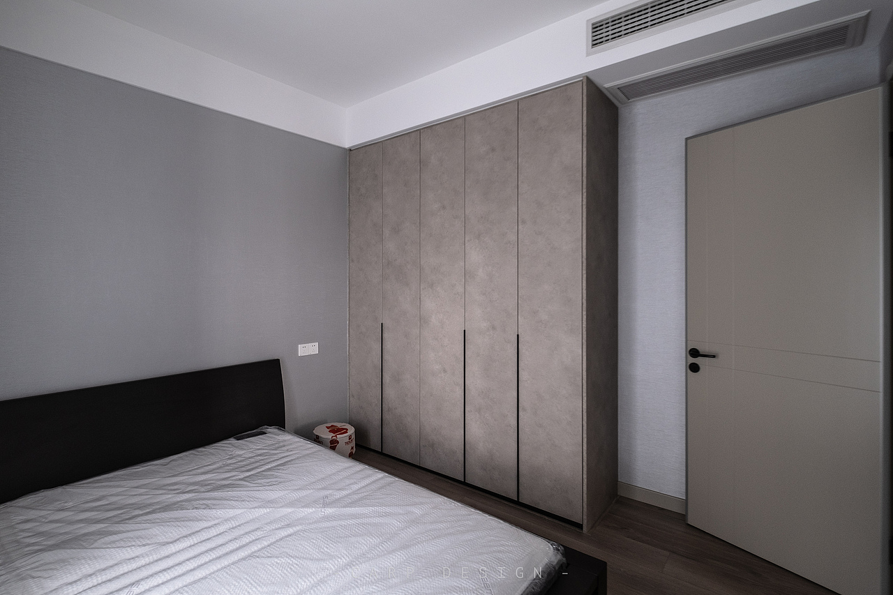 整体浅灰色配色,2米长的平开门衣柜,储物空间完全足够